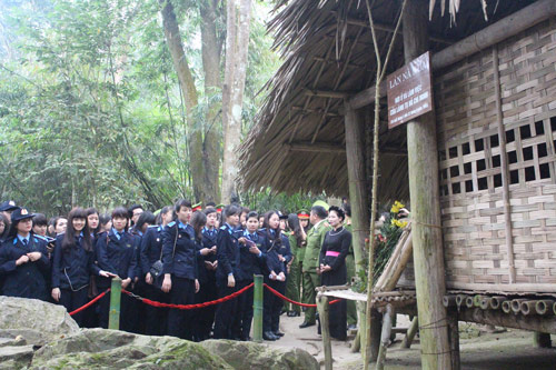 Đoàn cán bộ, giảng viên và học viên Học viện CSND nghe thuyết minh tại lán Nà Nưa - Tuyên Quang.